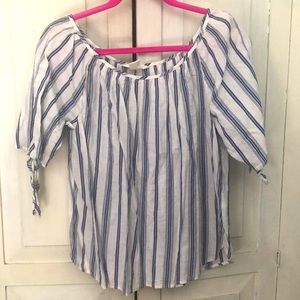 Shirt with sleeve ties